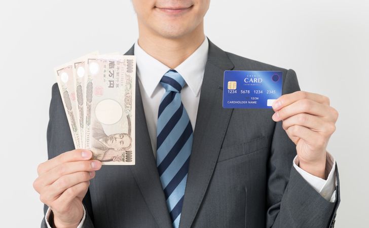 クレジットカードを自分で現金化する方法は違法？