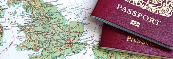 パスポートと地図
