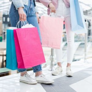 買い物袋を持つ2人の女性