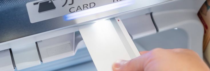 ATMにカードを挿入するイメージ