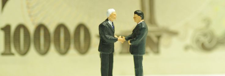 スーツ姿の男性2名が握手をしているイメージ