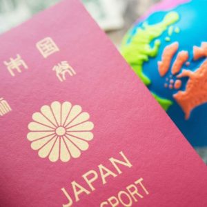 地球儀とパスポート
