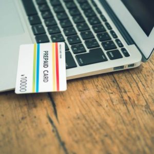 ノートPCの上に置かれたプリペイド式クレジットカード