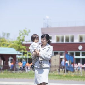 子どもを抱く女性