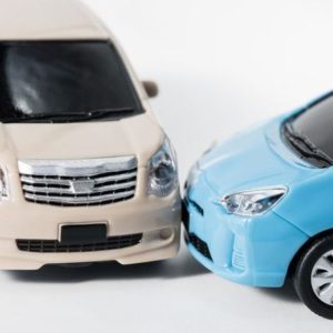 交通事故を車の模型で表現