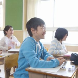教室で笑う子どもたち