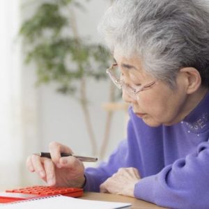 計算をするおばあさん