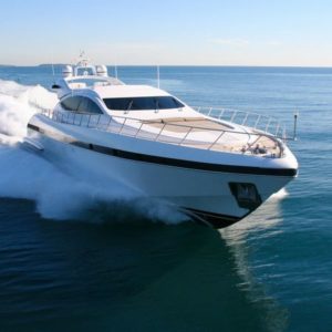 海上を航行する小型船