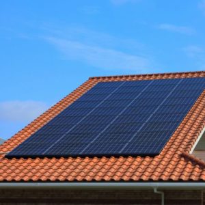 ソーラーパネルで太陽光発電