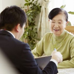 保険の相談をする女性