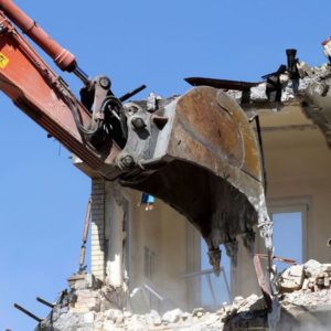 空き家を解体している